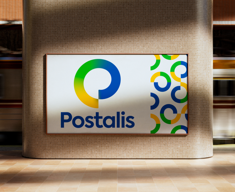 Postalis - logomarca do Instituto em estação de metrô